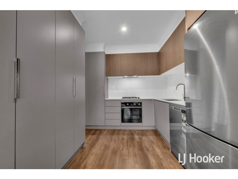 10 Myrtle Walk, Cranbourne West VIC 3977