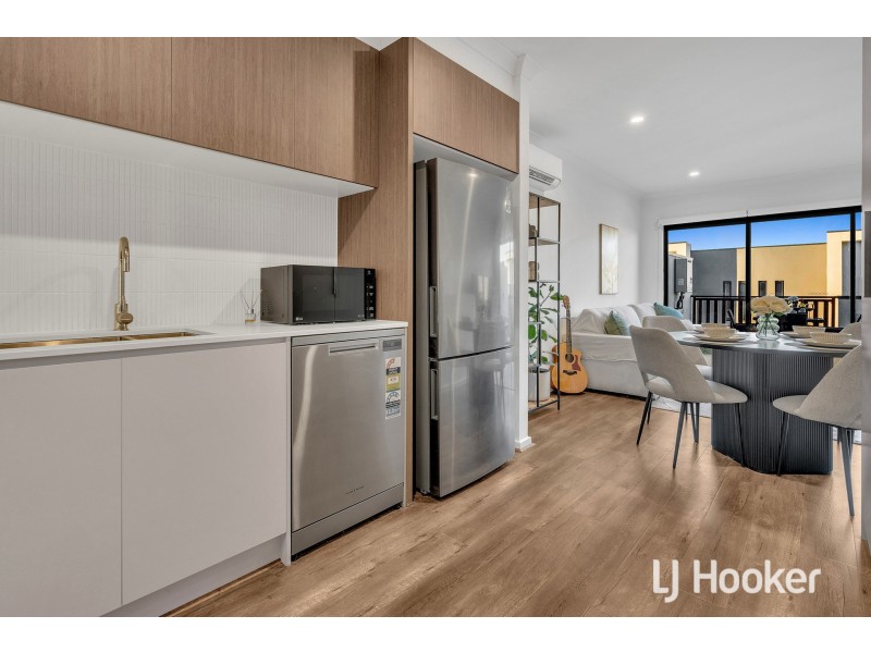 10 Myrtle Walk, Cranbourne West VIC 3977