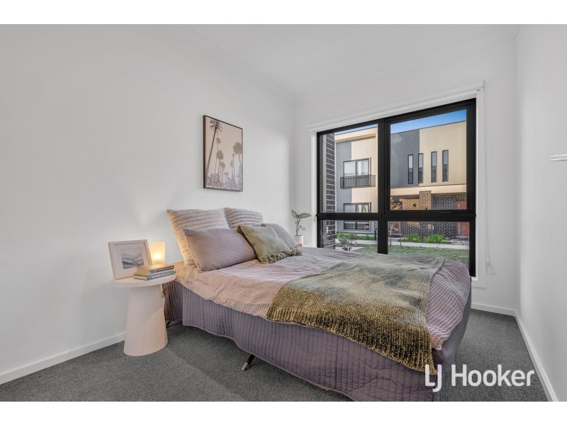 10 Myrtle Walk, Cranbourne West VIC 3977