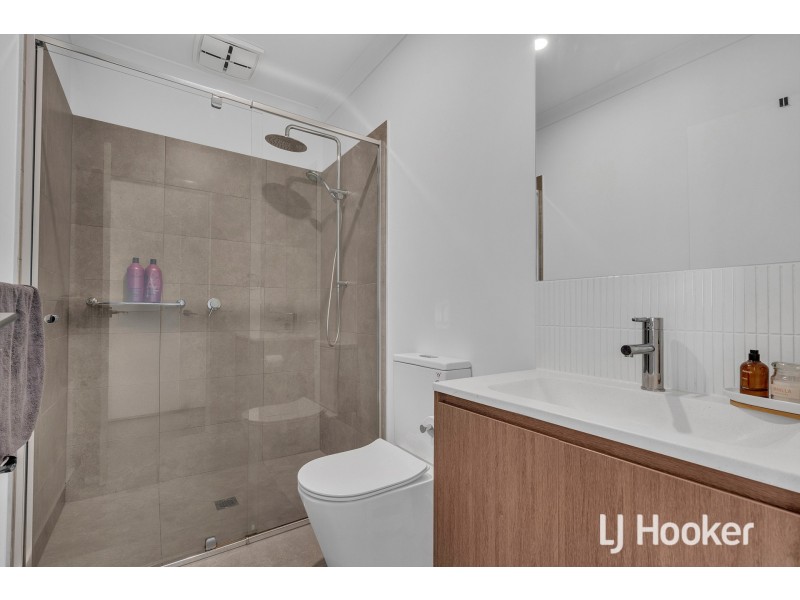 10 Myrtle Walk, Cranbourne West VIC 3977