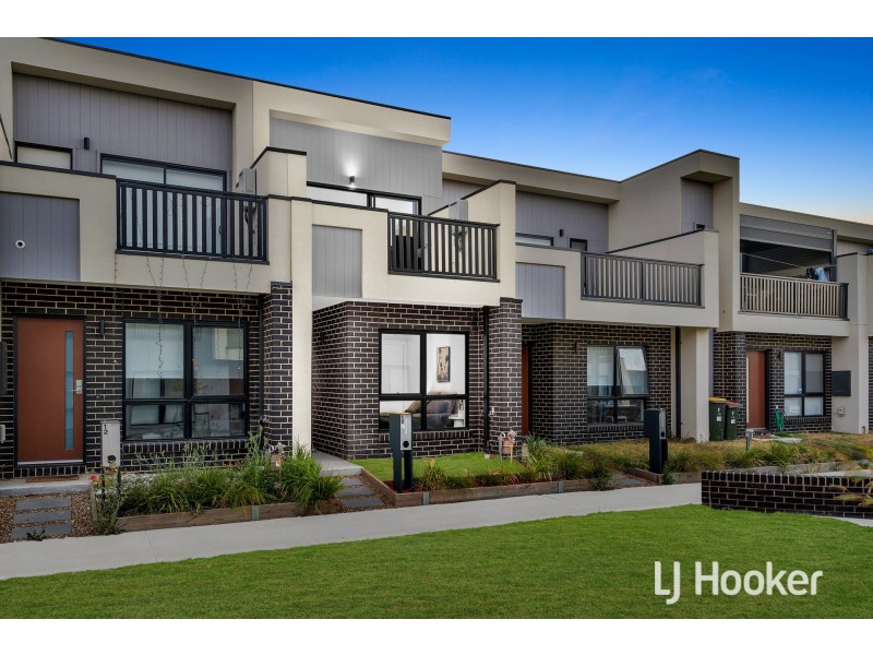 10 Myrtle Walk, Cranbourne West VIC 3977