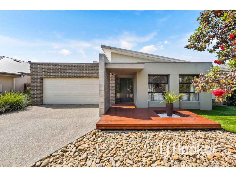 18 Flowerbloom Crescent, Clyde North VIC 3978