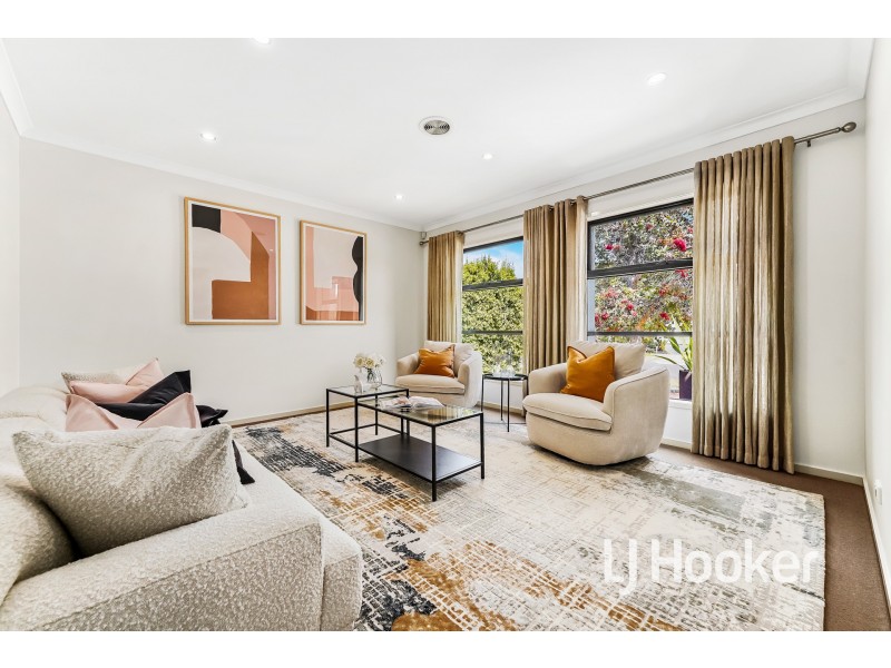 18 Flowerbloom Crescent, Clyde North VIC 3978