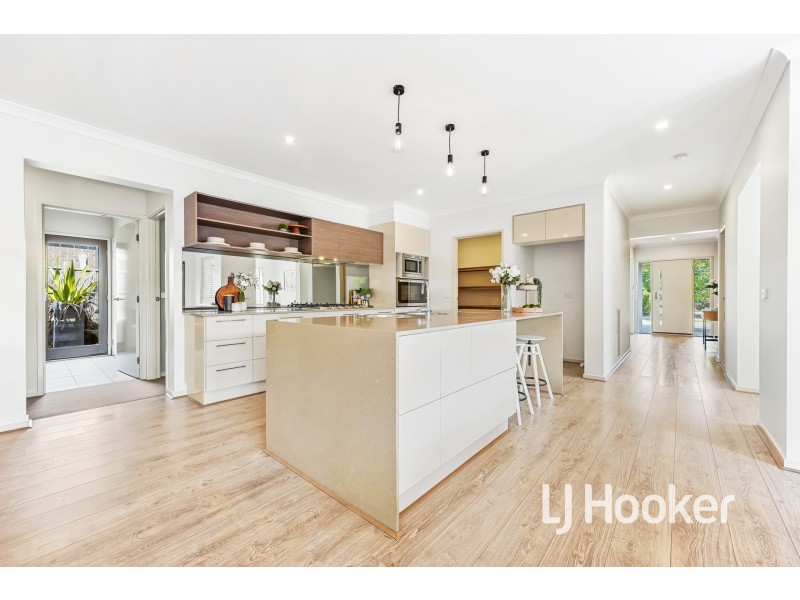 18 Flowerbloom Crescent, Clyde North VIC 3978