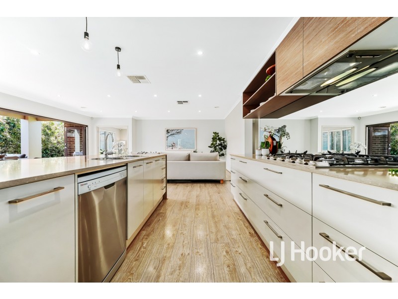 18 Flowerbloom Crescent, Clyde North VIC 3978