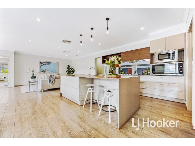 18 Flowerbloom Crescent, Clyde North VIC 3978