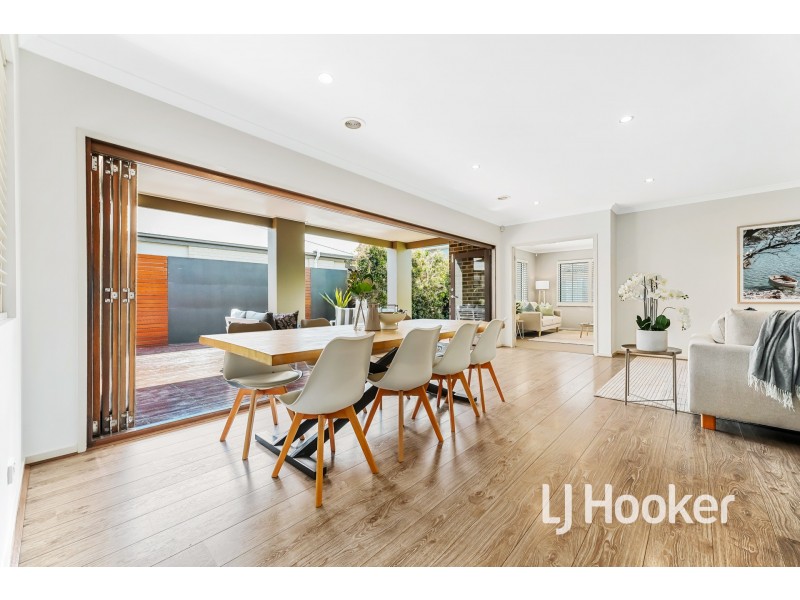 18 Flowerbloom Crescent, Clyde North VIC 3978