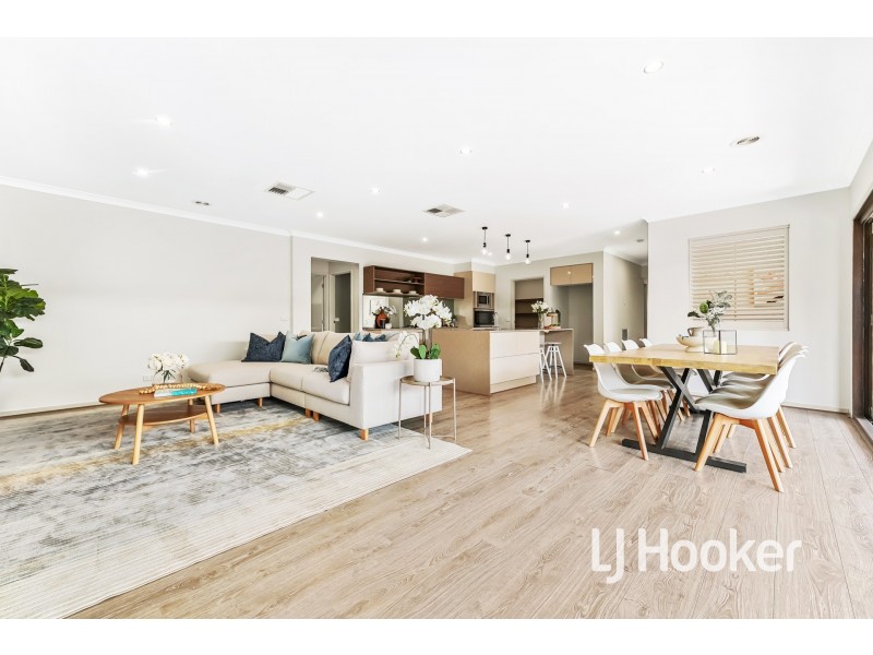 18 Flowerbloom Crescent, Clyde North VIC 3978