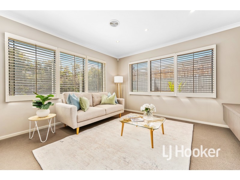 18 Flowerbloom Crescent, Clyde North VIC 3978