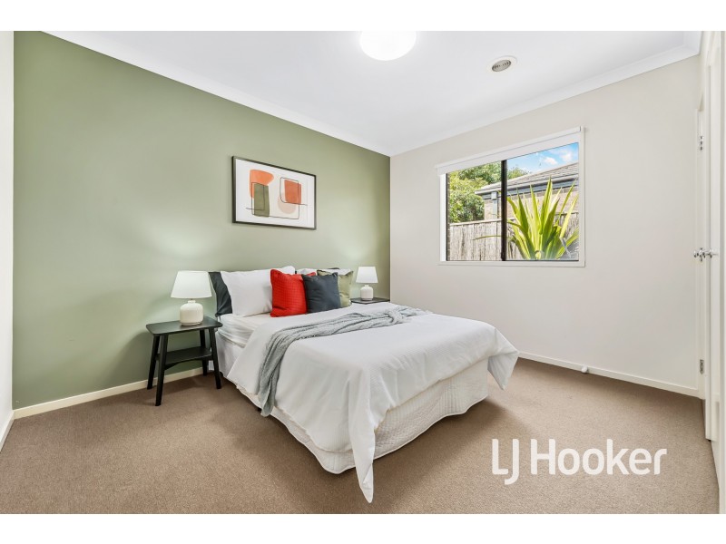 18 Flowerbloom Crescent, Clyde North VIC 3978