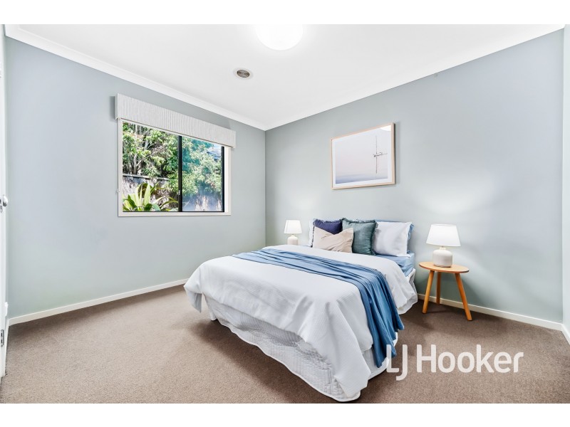 18 Flowerbloom Crescent, Clyde North VIC 3978