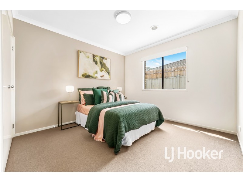 18 Flowerbloom Crescent, Clyde North VIC 3978