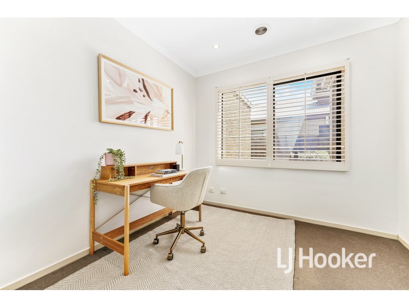 18 Flowerbloom Crescent, Clyde North VIC 3978