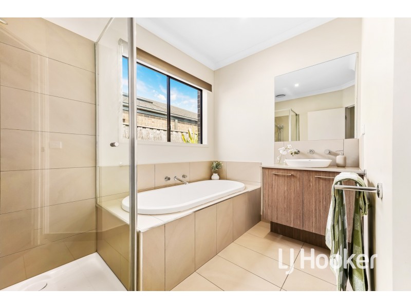 18 Flowerbloom Crescent, Clyde North VIC 3978