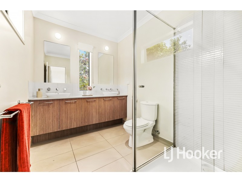 18 Flowerbloom Crescent, Clyde North VIC 3978