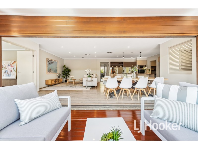 18 Flowerbloom Crescent, Clyde North VIC 3978