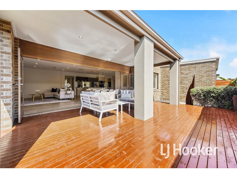 18 Flowerbloom Crescent, Clyde North VIC 3978