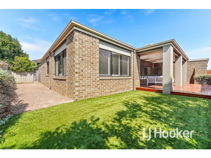 18 Flowerbloom Crescent, Clyde North VIC 3978