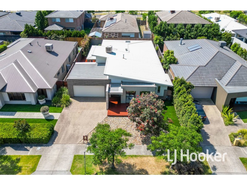 18 Flowerbloom Crescent, Clyde North VIC 3978