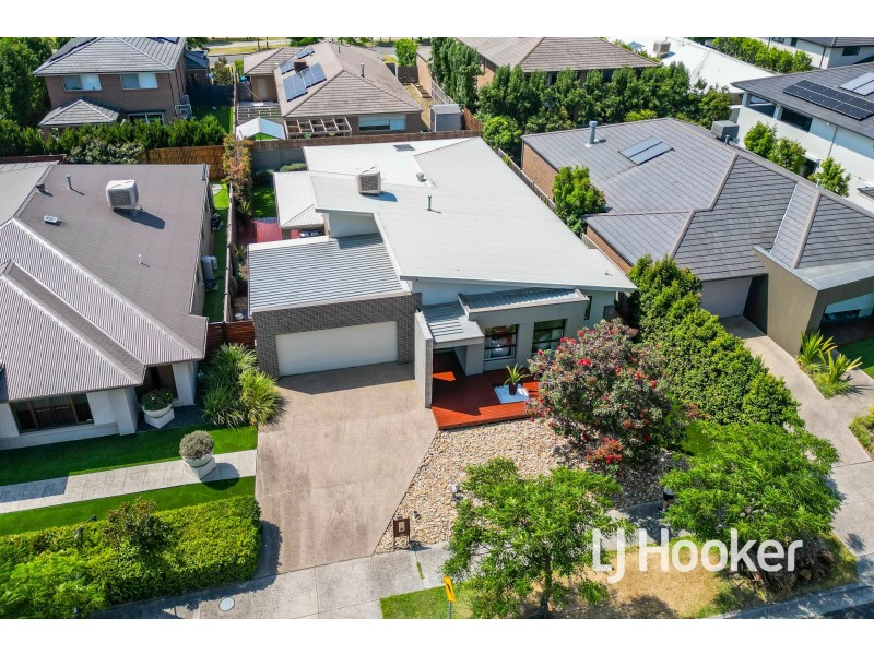 18 Flowerbloom Crescent, Clyde North VIC 3978