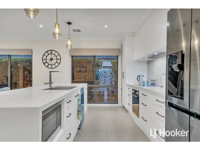 74 Datura Avenue, Cranbourne North VIC 3977