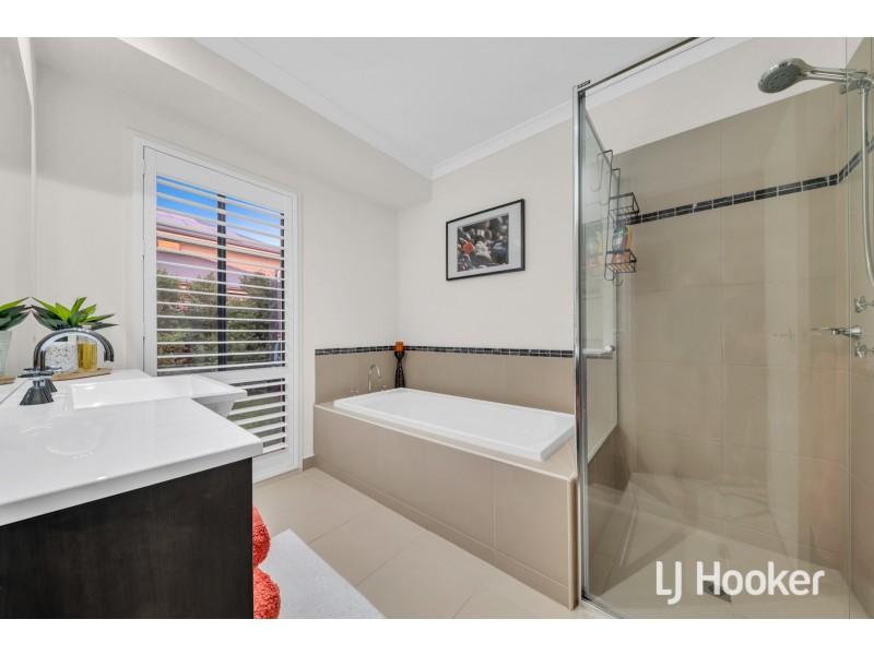 74 Datura Avenue, Cranbourne North VIC 3977