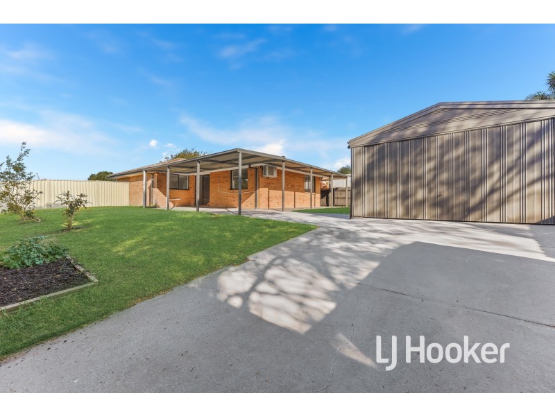 33 Lansell Drive, Cranbourne North VIC 3977