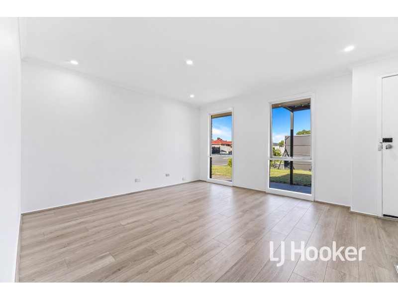 33 Lansell Drive, Cranbourne North VIC 3977