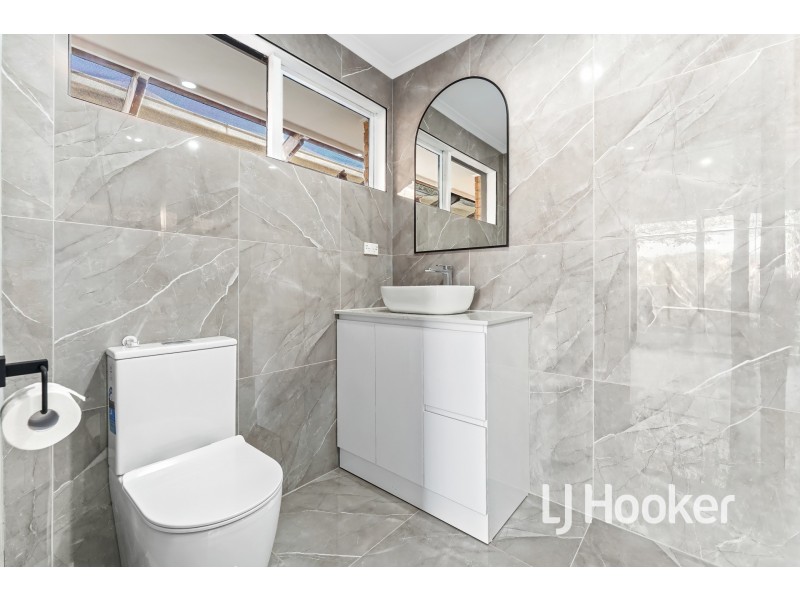 33 Lansell Drive, Cranbourne North VIC 3977