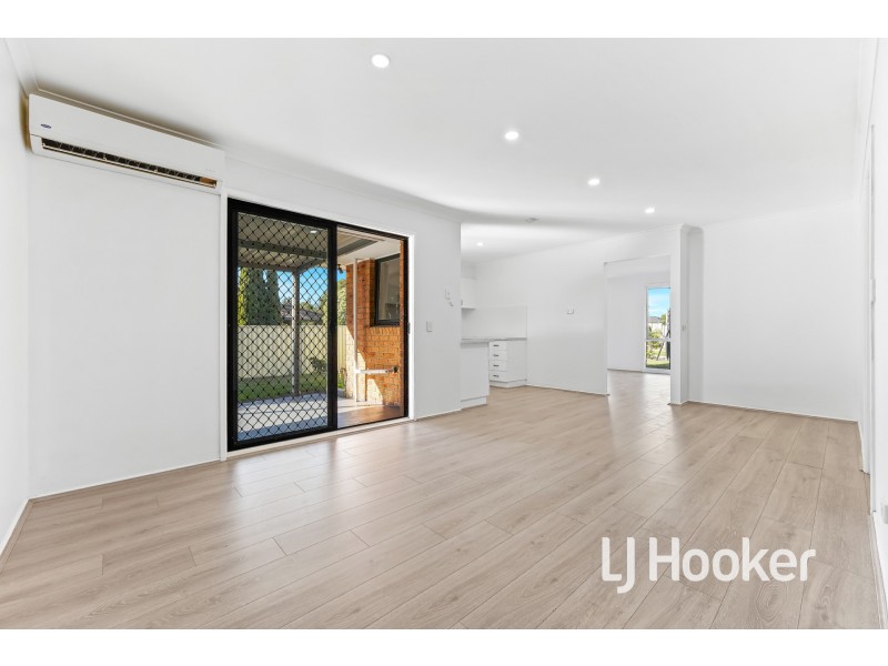 33 Lansell Drive, Cranbourne North VIC 3977