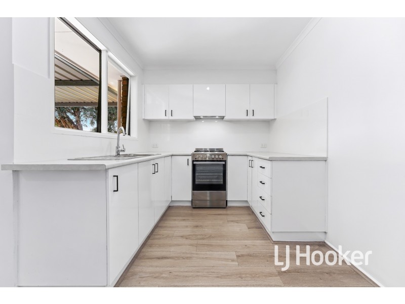 33 Lansell Drive, Cranbourne North VIC 3977