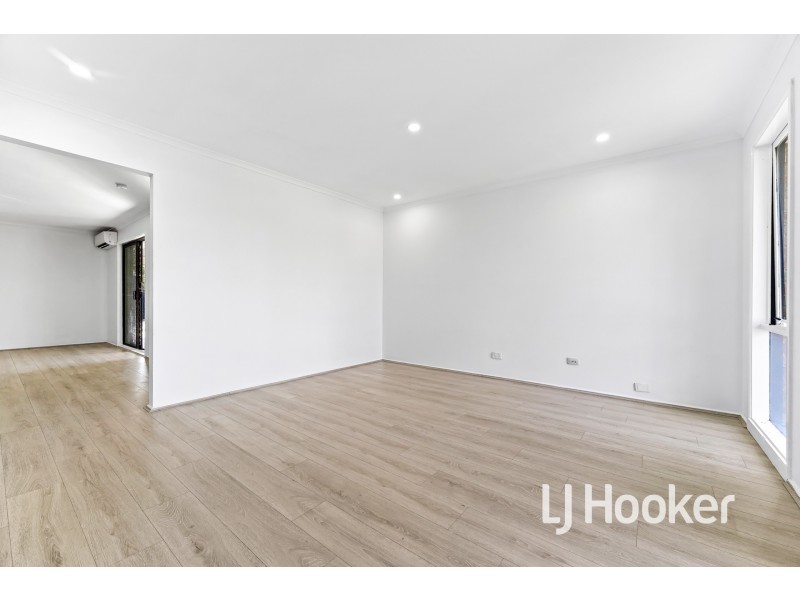 33 Lansell Drive, Cranbourne North VIC 3977