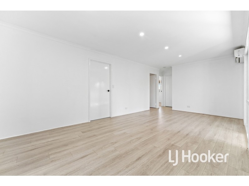 33 Lansell Drive, Cranbourne North VIC 3977