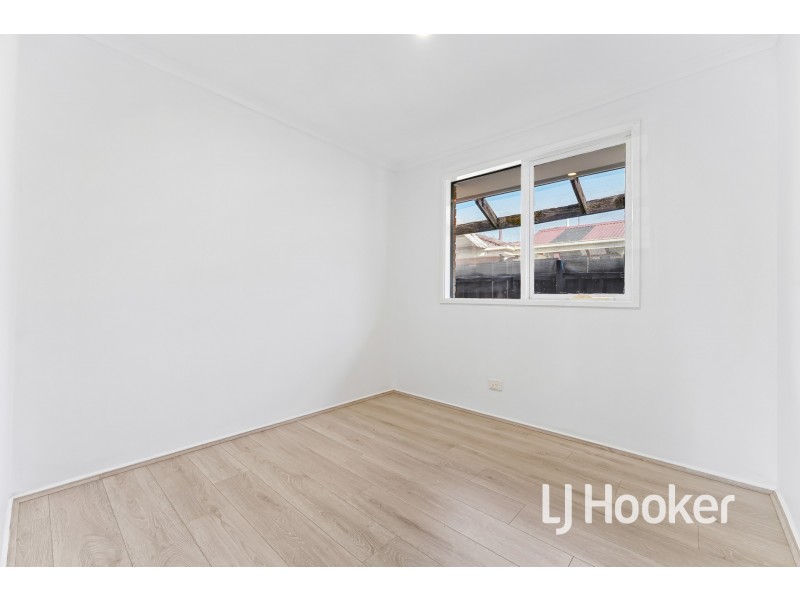 33 Lansell Drive, Cranbourne North VIC 3977