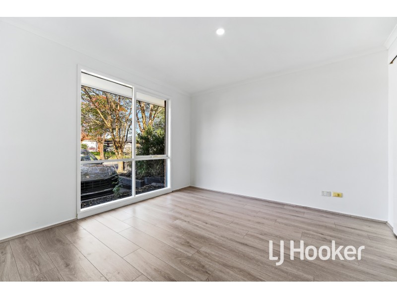 33 Lansell Drive, Cranbourne North VIC 3977