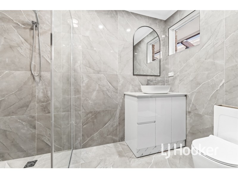 33 Lansell Drive, Cranbourne North VIC 3977