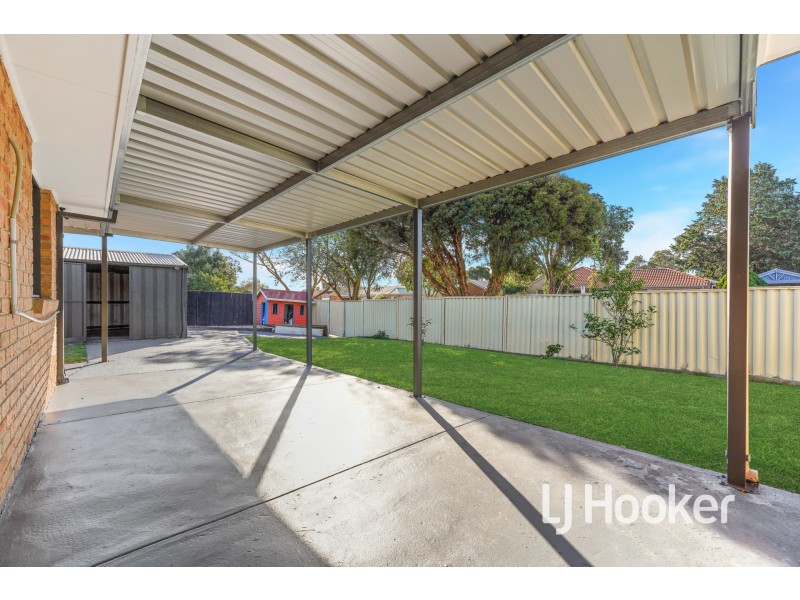 33 Lansell Drive, Cranbourne North VIC 3977