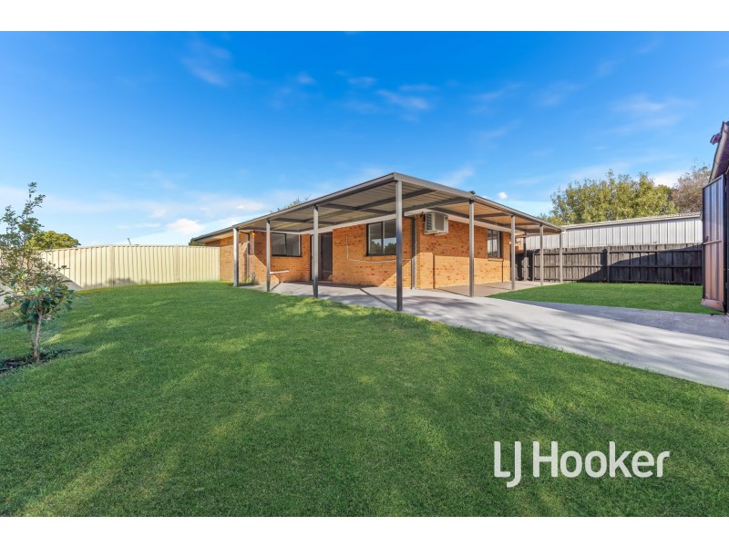33 Lansell Drive, Cranbourne North VIC 3977