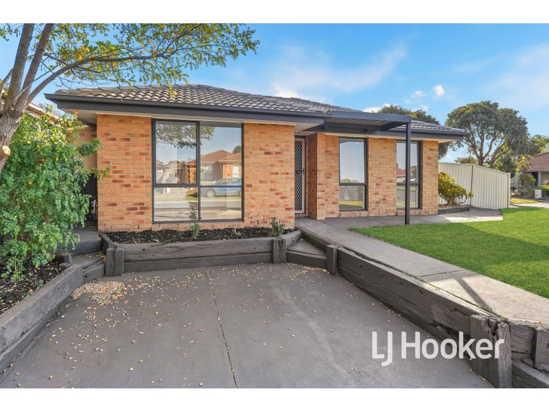 33 Lansell Drive, Cranbourne North VIC 3977