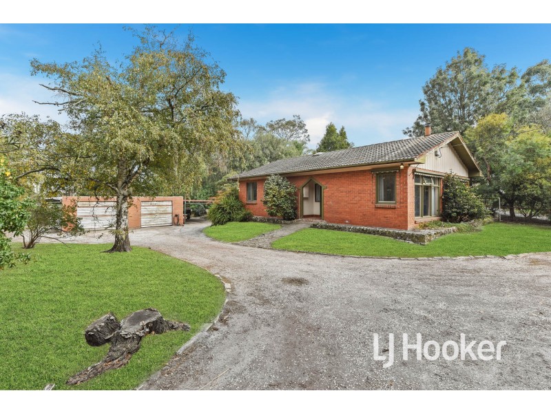 6 Stanhill Drive, Cranbourne South VIC 3977