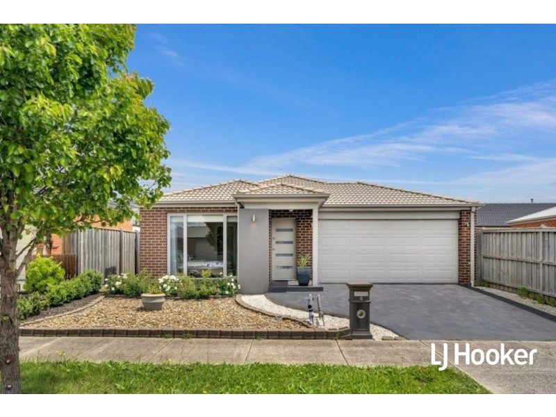 4 Winchcombe Way, Cranbourne North VIC 3977