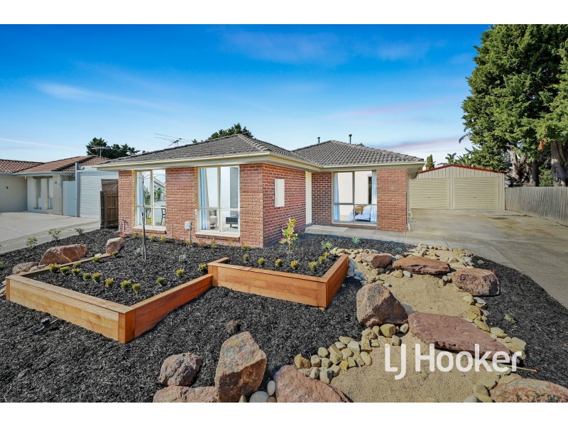 8 Maltravers Crescent, Cranbourne North VIC 3977