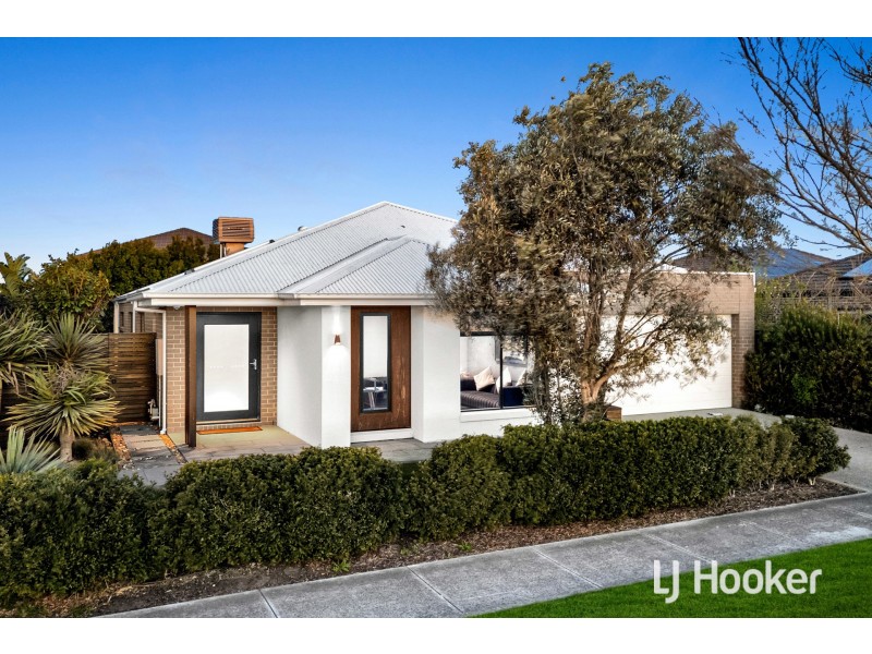 10 Moxham Drive, Clyde North VIC 3978
