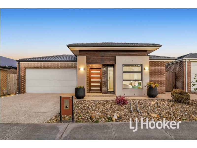 4 Burnett Way, Clyde North VIC 3978