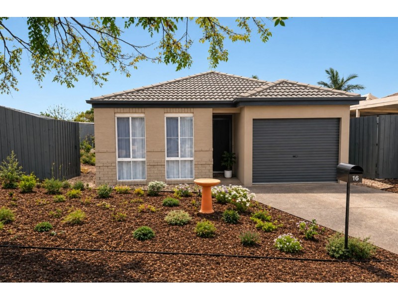16 Linmac Drive, Hampton Park VIC 3976