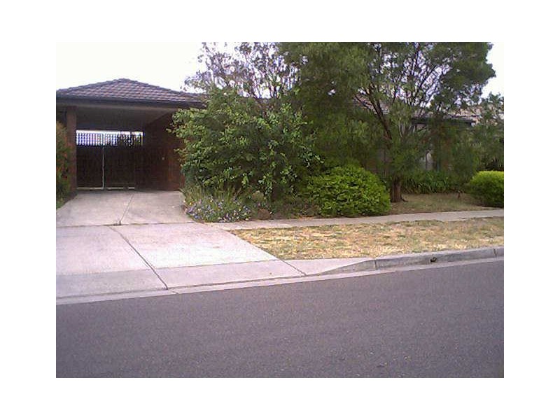 4 Navarre Drive, Cranbourne VIC 3977