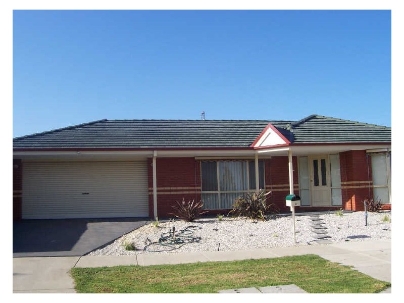 2 Prestwick Green, Cranbourne VIC 3977