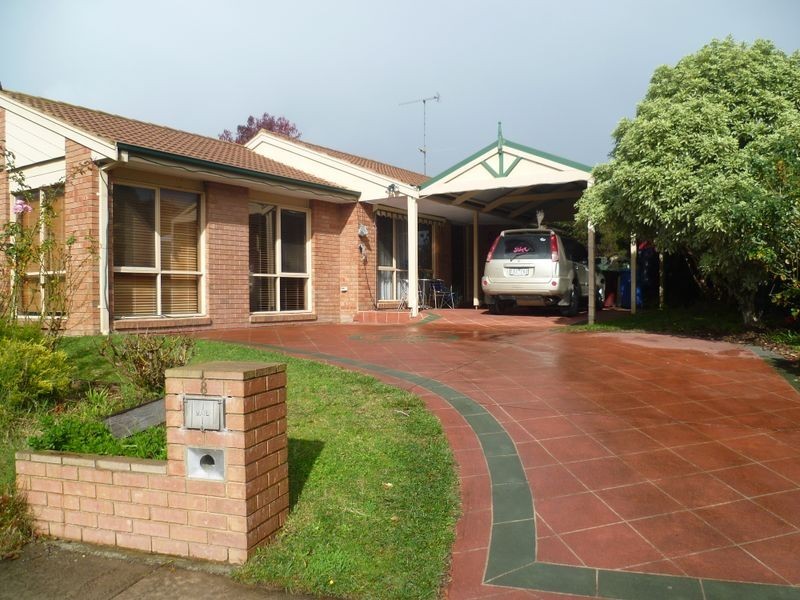 8 Frances Crescent, Cranbourne VIC 3977