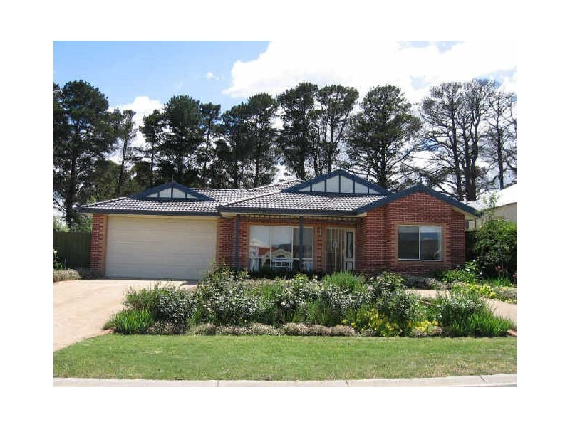 8 Lochgreen View, Cranbourne VIC 3977