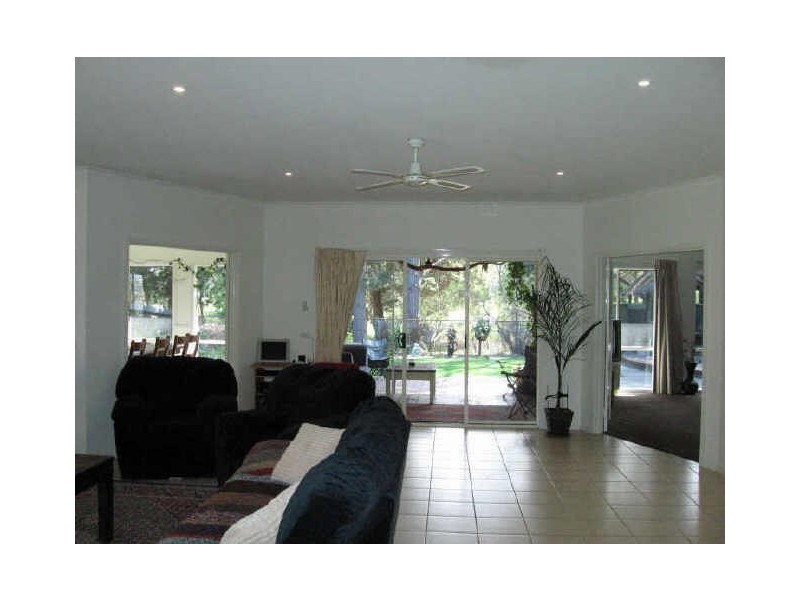 8 Lochgreen View, Cranbourne VIC 3977